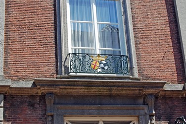 <p>Boven de voordeur is een smeedijzeren balkonhek aangebracht met daarin de alliantiewapens van het echtpaar Van Heeckeren-Van Westerholt, die in de periode 1758-1792 eigenaar van het huis waren. </p>
